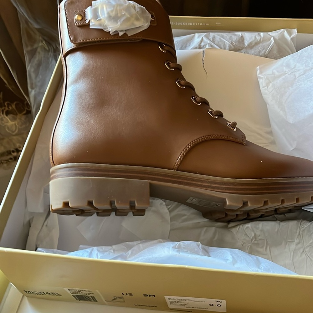 Brand new Michael Faux US9 still in the original box fantastic brand new shoe